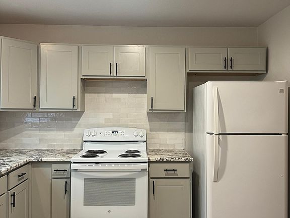 4th image of 114 Pinebrook Pl #B
