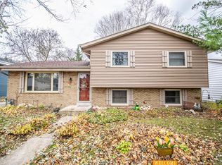 803 Sandy Acre Dr, West Bend, WI 53090