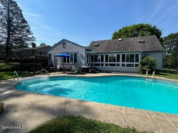 100 Anita Dr, Pittsfield, MA 01201
