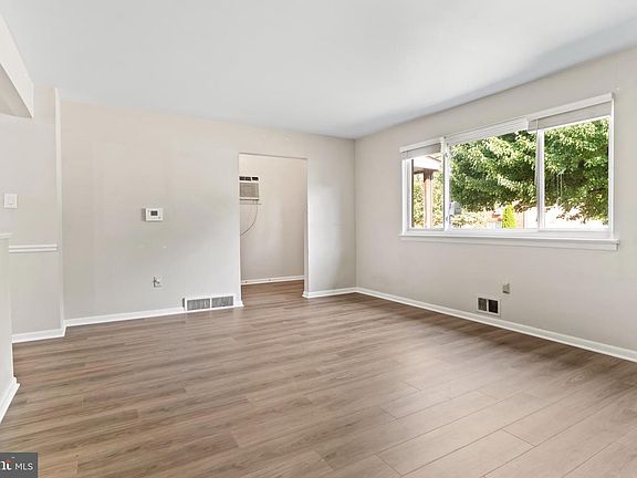 4th image of 11 Dulles Dr W