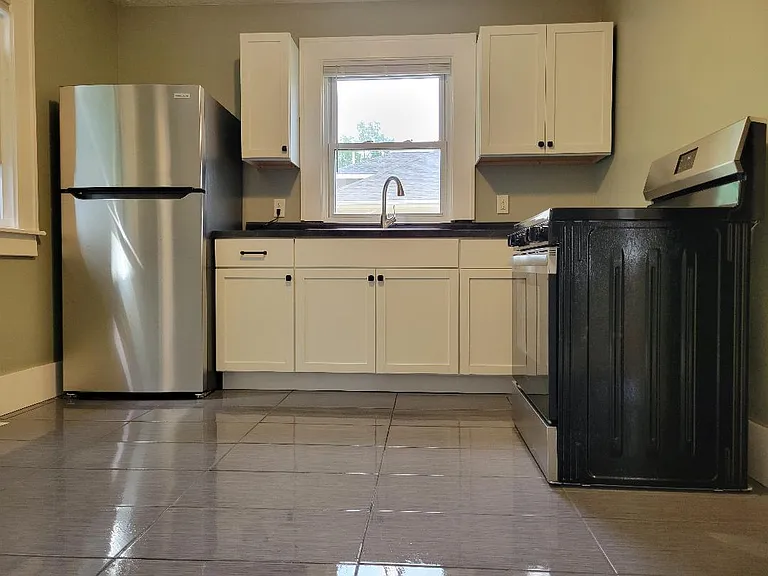 914 Middle St — Photo 12