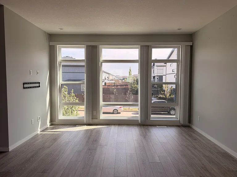 1758 Keene Cres SW — Photo 4