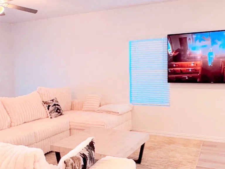 514 Clover Creek Dr — Photo 3