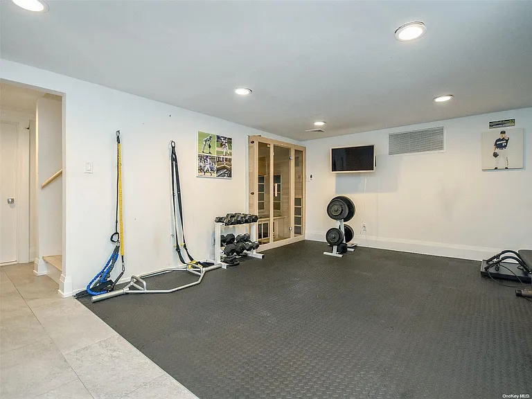 79 Reid Ave — Photo 24
