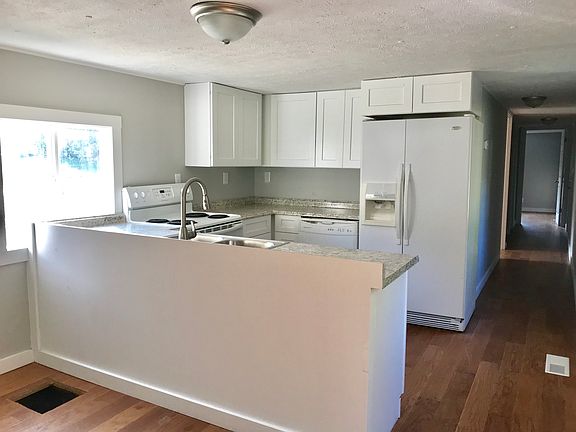 3rd image of 208 Jasmine Cir