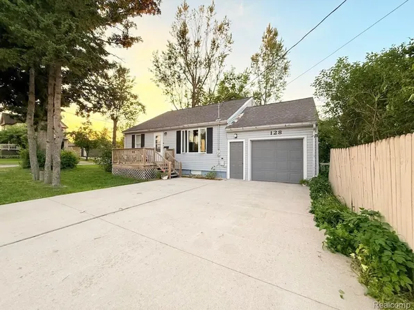 128 W 10th Ave, Sault Sainte Marie, MI 49783