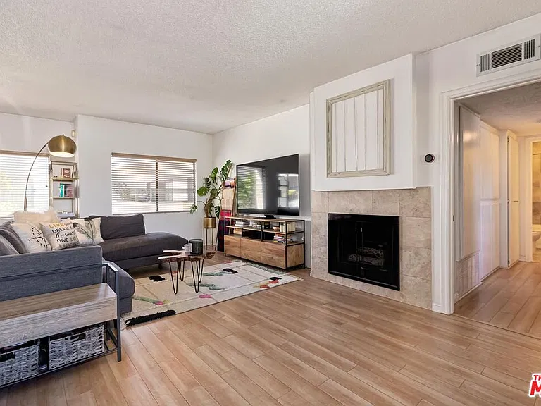 5805 Whitsett Ave #206 — Photo 1