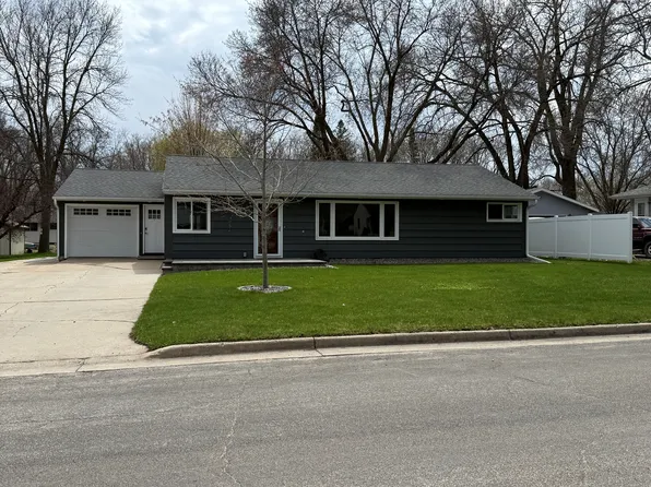 913 13th Ave SW, Willmar, MN 56201
