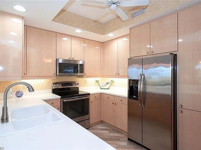 430 Cove Tower Dr #302 — Photo 7