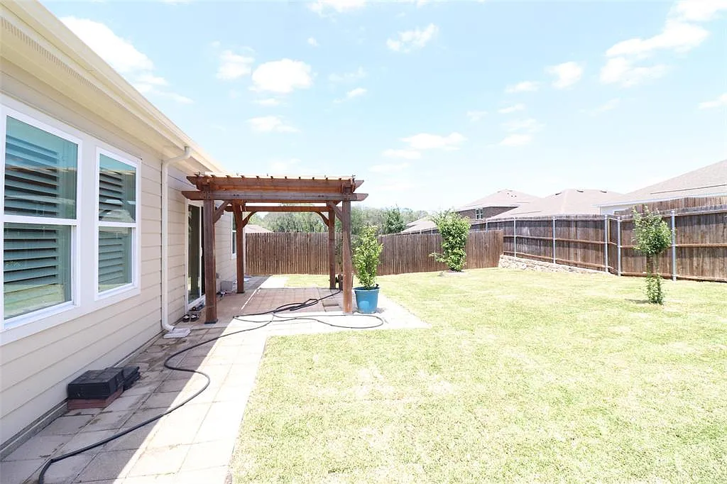 4 bed, 1884 sqft, $2,100 — Photo 3