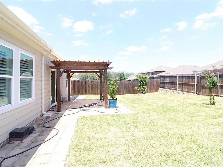 736 Richmond Dr — Photo 3