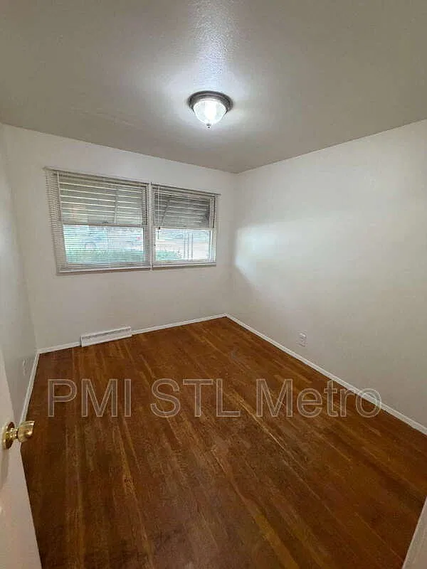 3 bed, 1.0 bath, 960 sqft, $1,300 — Photo 4