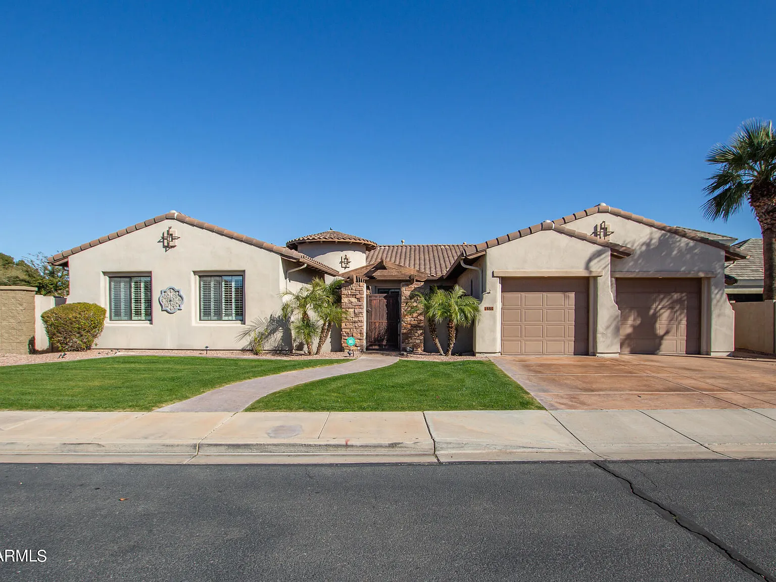 4 bed, 4.0 bath, 3223 sqft, $6,000 — Photo 2