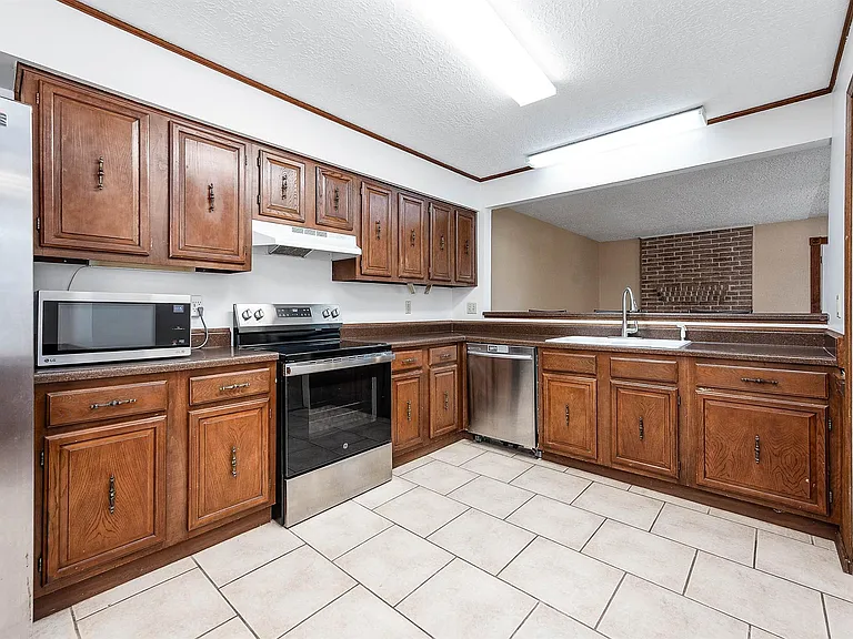 11210 Daybreak Ln — Photo 13
