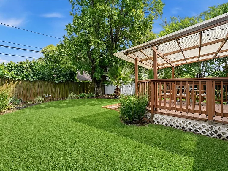 2044 Des Jardines St — Photo 23