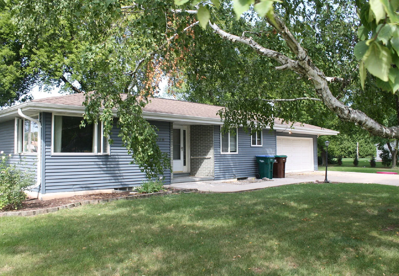 3 bed, 1.5 bath, 1327 sqft, $1,850 — Photo 3