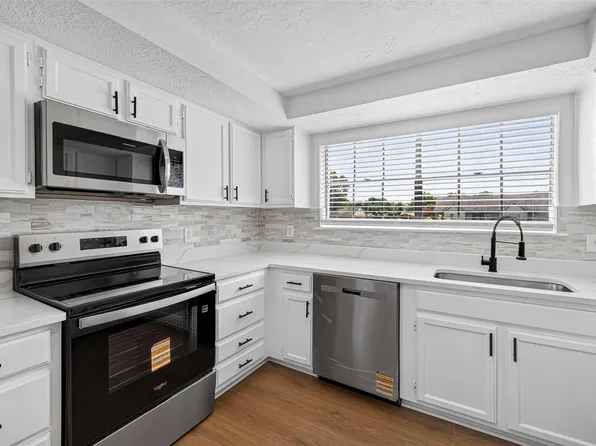 10102 Old Towne Ln, Sugar Land, TX 77498