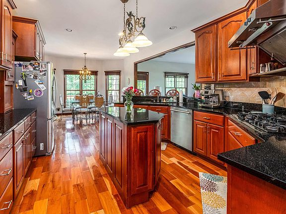 4th image of 213 Stone Lake Dr