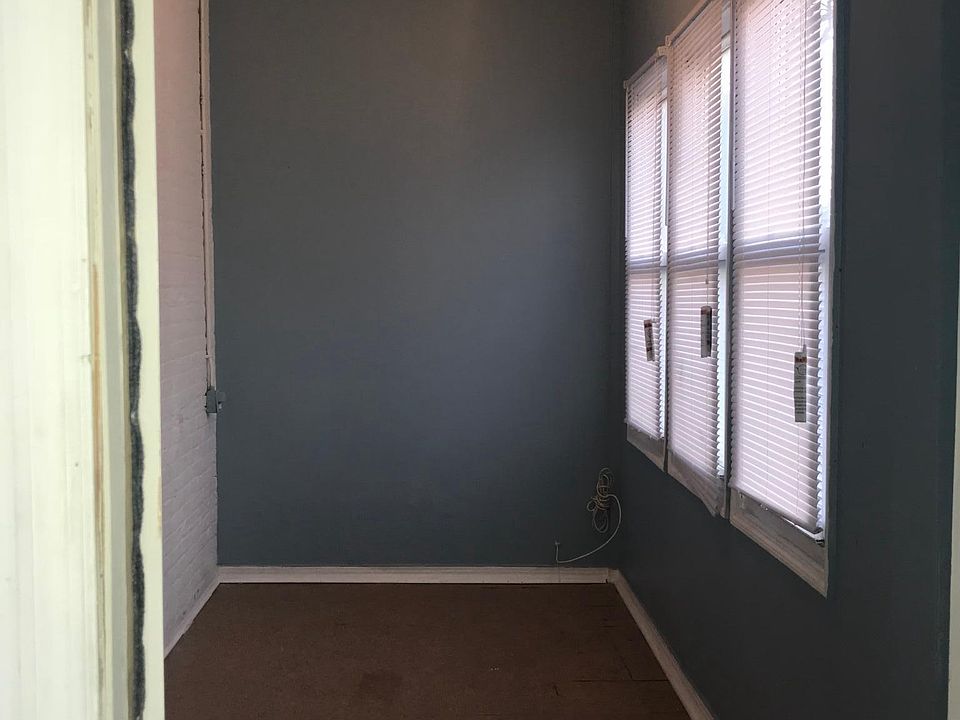 Enclosed back porch or additional bedroom