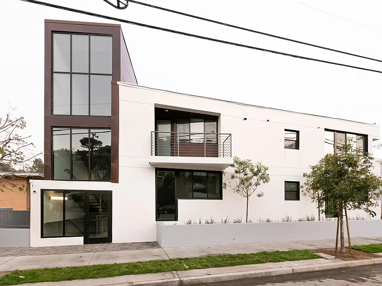 2409 Griffith Park Blvd — Photo 37