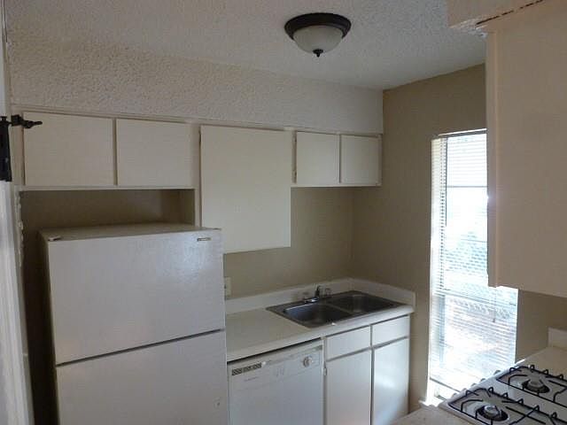 2nd image of 921 E 46th St #108