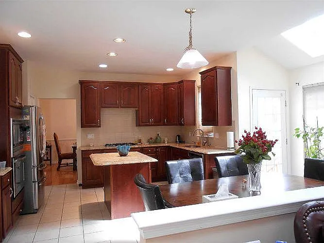 3 bed, 3.5 bath, 3866 sqft, $4,200 — Photo 3