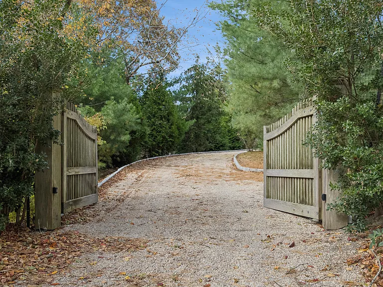 McGregor Dr — Photo 27