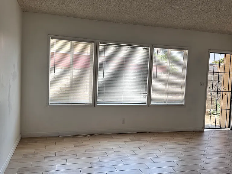 2770 1/2 Glenwood Pl — Photo 4