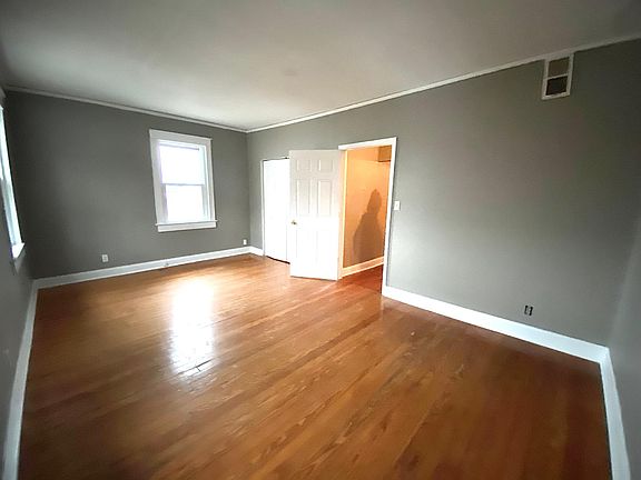 3rd image of 711 W 38th St #2