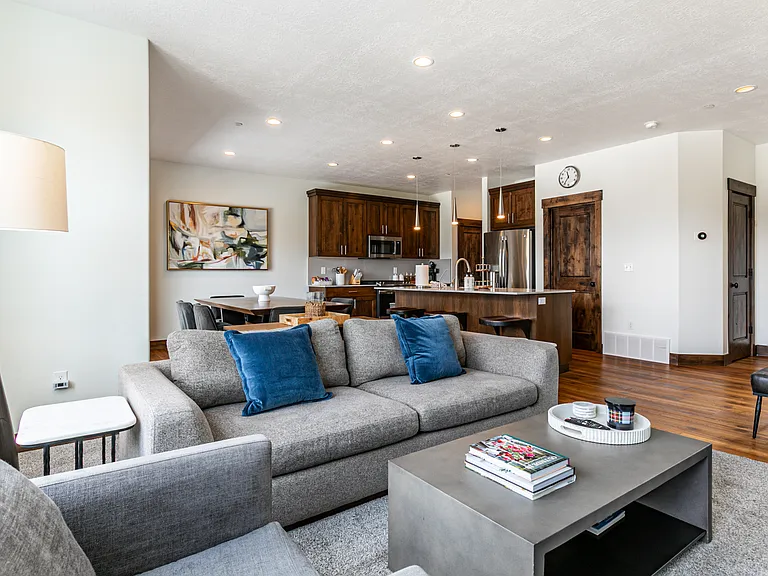924 W Abigail Dr — Photo 4