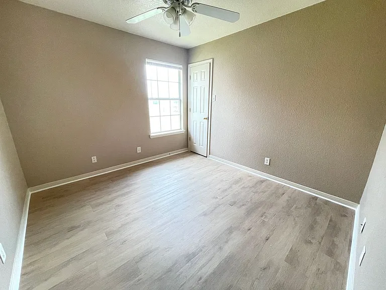 4704 John David Dr — Photo 9