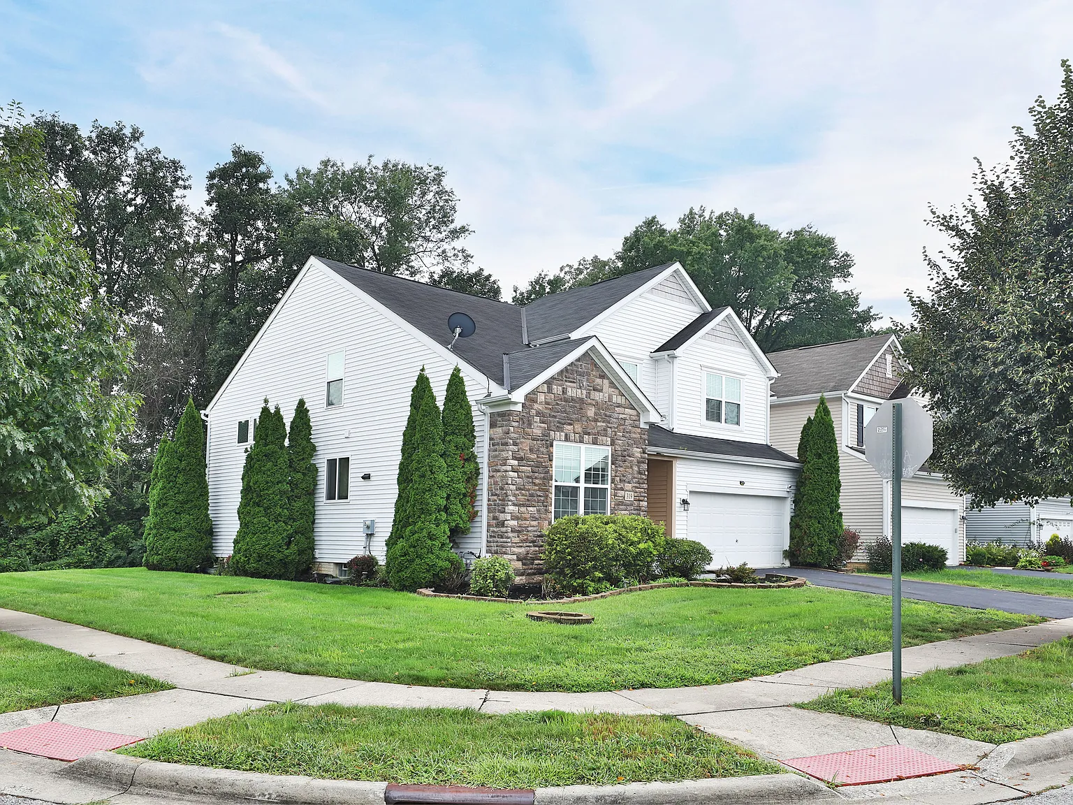 4 bed, 2.5 bath, 2524 sqft, $3,300 — Photo 2