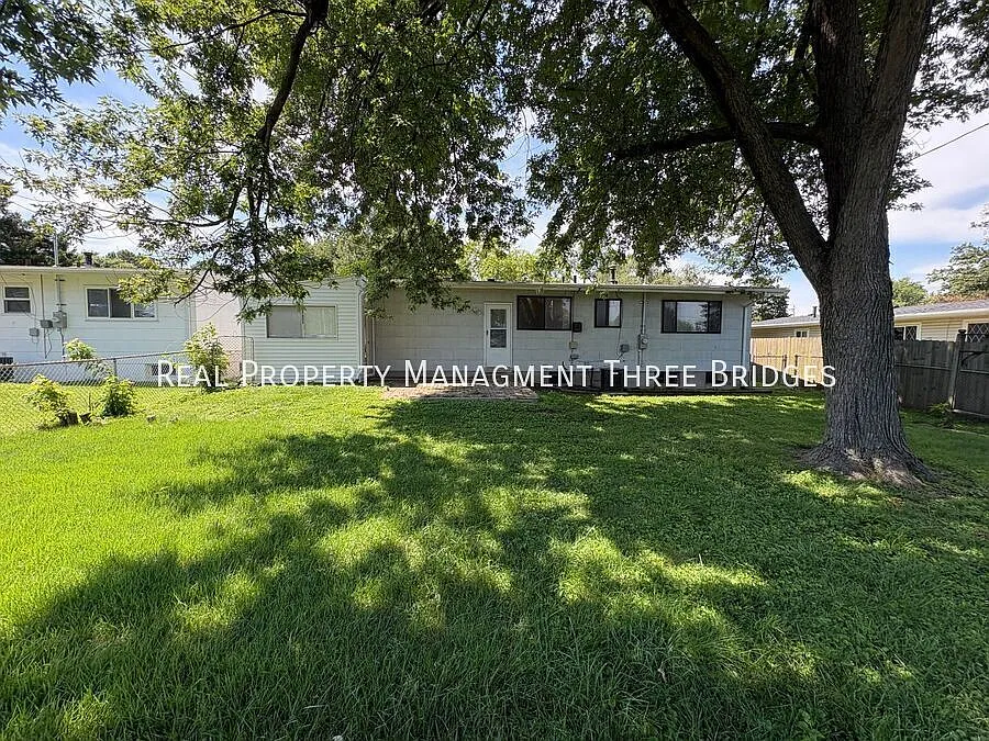 Florissant 3br/1ba Spacious Home — Photo 2