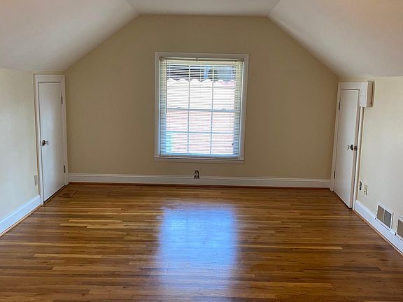 4th image of 210 E Lowry Ln