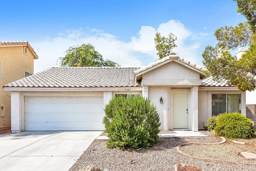 3 bed, 2.0 bath, 1172 sqft, $2,085 — Photo 1