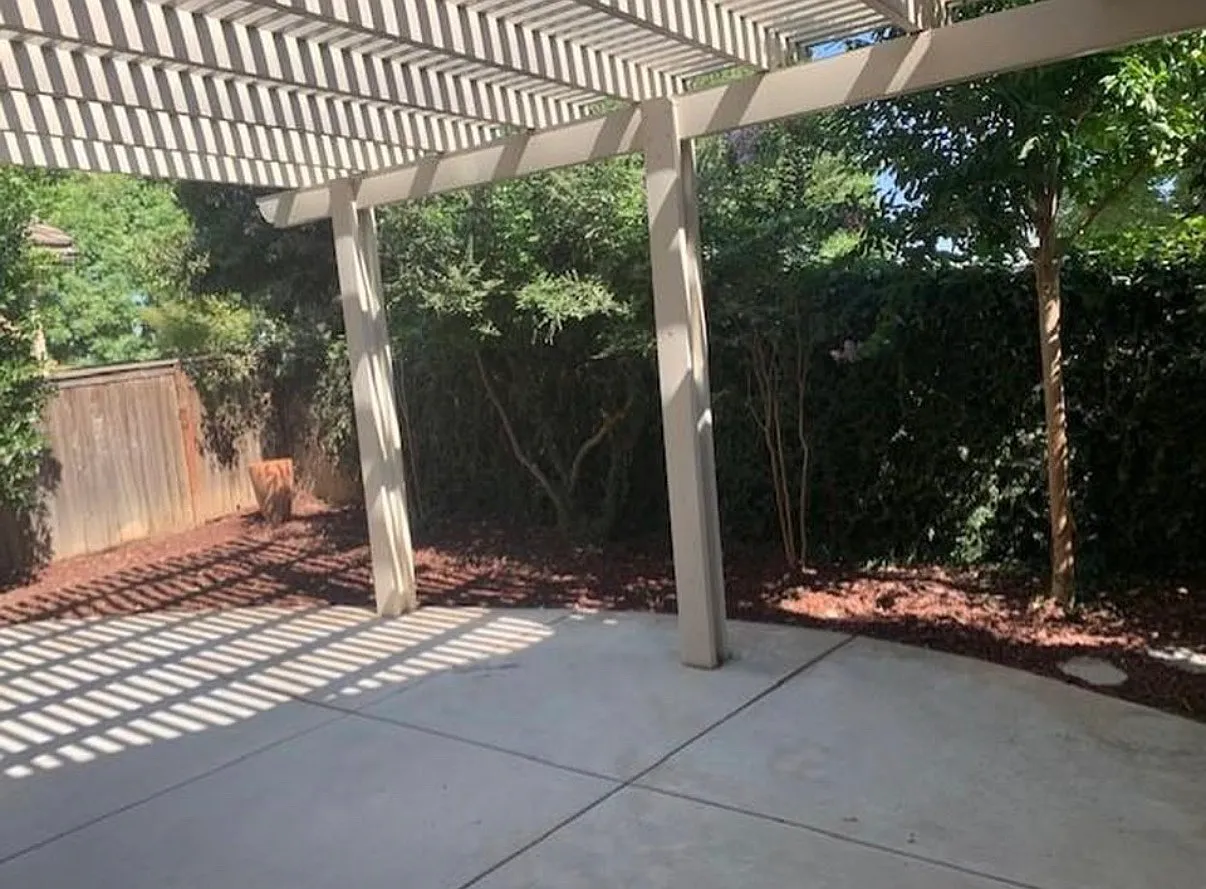 3 bed, 2.5 bath, 1699 sqft, $2,400 — Photo 2