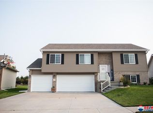 6930 Chandon Dr, Lincoln, NE 68526