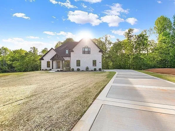 422 Young Ln, Pleasant View, TN 37146