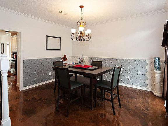 4th image of 1310 Woodway Blvd
