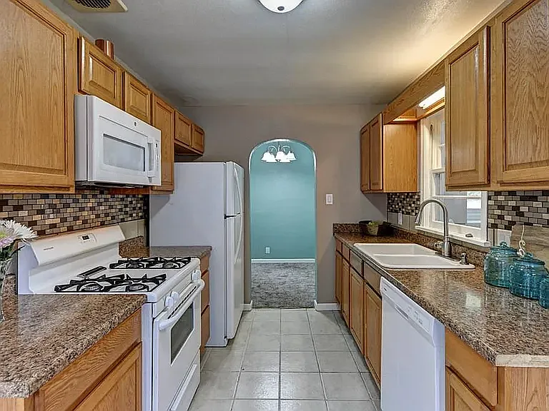 1215 Berkley Ave — Photo 14