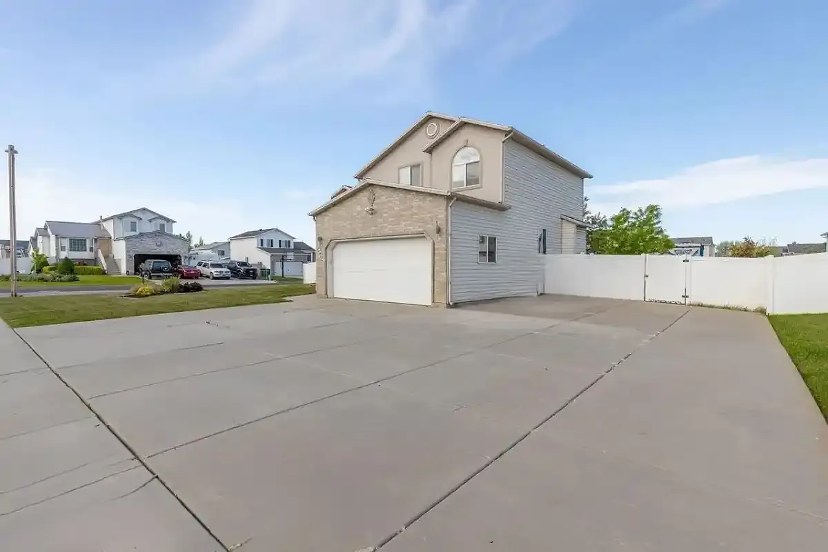 4 bed, 3.5 bath, 1919 sqft, $2,400 — Photo 2