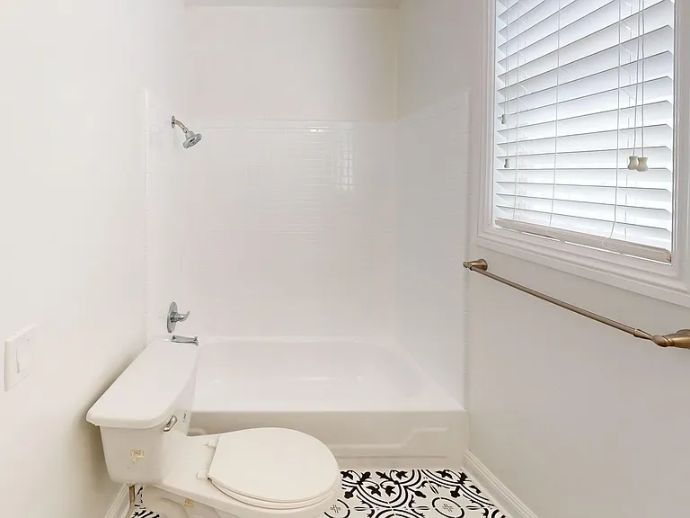 Mariposa Apartments...Gorgeous Newly Remodeled Stylish Apartments...Great Location! CALL NOW! — Photo 6