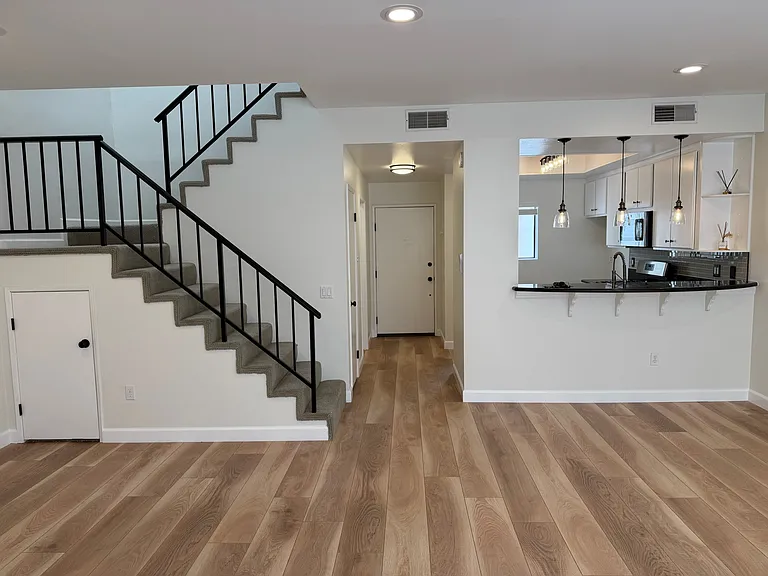 1830 Colby Ave #7 — Photo 4