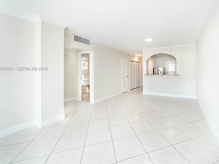 2555 NE 11th St #310 — Photo 6