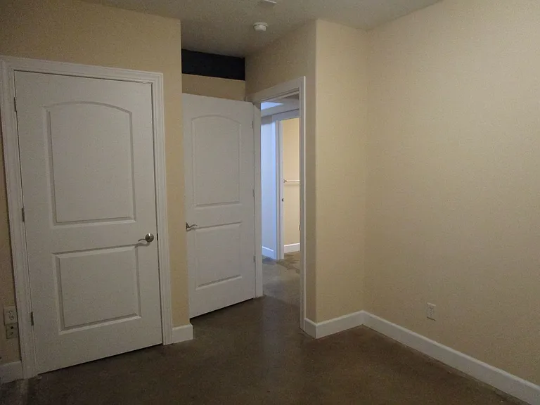 810 E Broadway — Photo 23