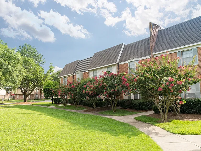 The Estates At Lafayette Square — Photo 16