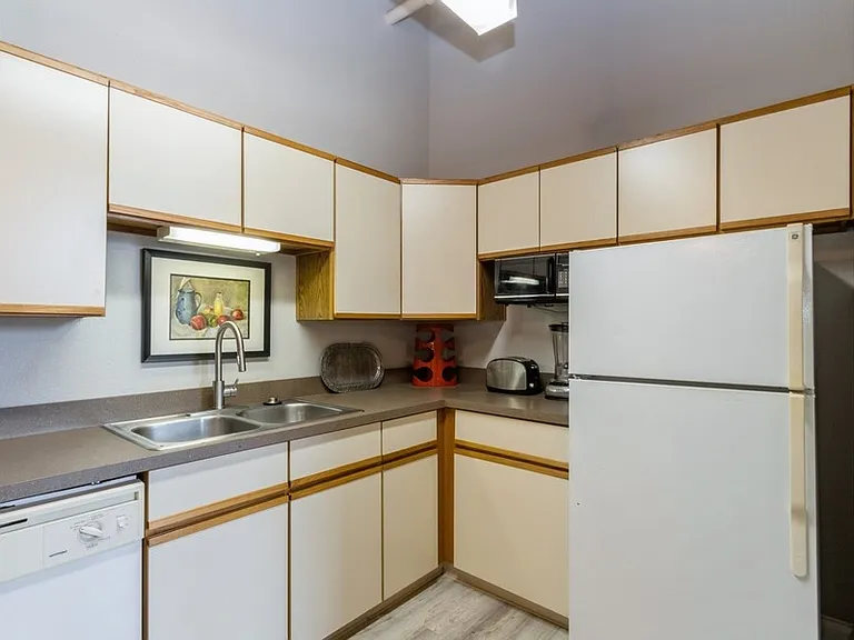 308 W 8th St #1 — Photo 29