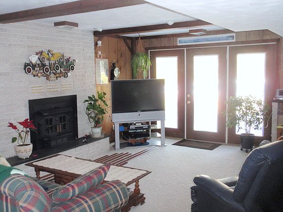 3rd image of 10 Manorview Dr