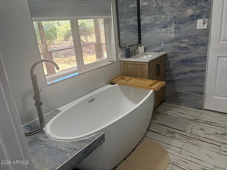 1007 W Saddle Ln — Photo 10