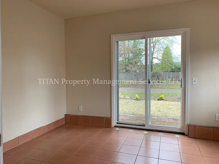 798 Bridge St E — Photo 9